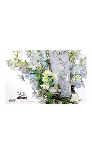 Lumanare botez scurta cu flori naturale delphinium si folie argintie personalizata 9